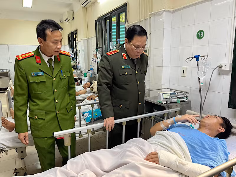 Giám đốc Công an thành phố Hà Nội Nguyễn Hải Trung thăm hỏi, động viên Thượng úy Trương Văn Tú.