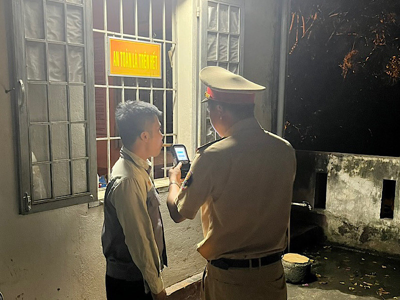Kiểm tra nồng độ cồn đối với nhân viên gác chắn đường ngang.