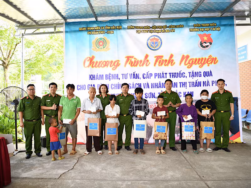 Trao quà tặng gia đình chính sách, người có công với cách mạng, các cháu học sinh nghèo vượt khó.