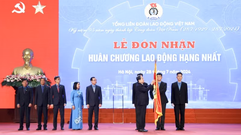 Lễ kỷ niệm 95 năm thành lập Công đoàn Việt Nam và đón nhận Huân chương Lao động hạng Nhất.