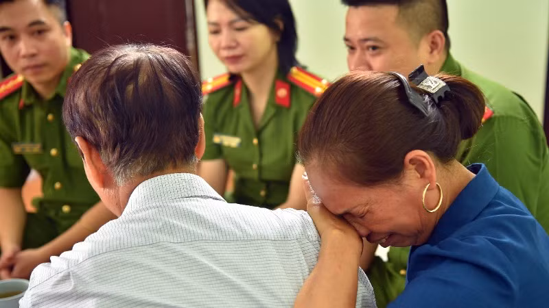 Những giọt nước mắt nghẹn ngào của người con tìm lại được cha sau gần 6 thập kỷ.