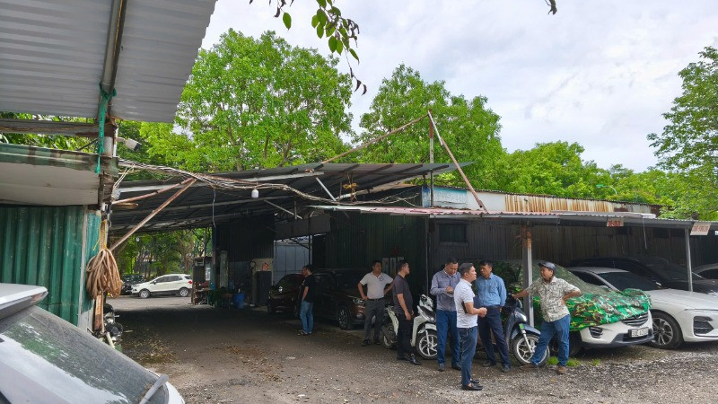 Bãi xe chưa được cấp phép kinh doanh nhưng ngang nhiên hoạt động. Bãi xe chưa được cấp phép kinh doanh nhưng ngang nhiên hoạt động.