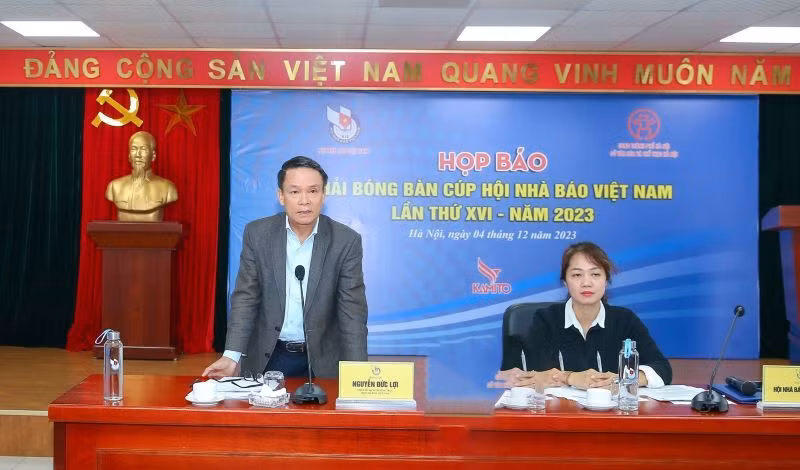 Phó Chủ tịch thường trực Hội Nhà báo Việt Nam Nguyễn Đức Lợi phát biểu tại họp báo.