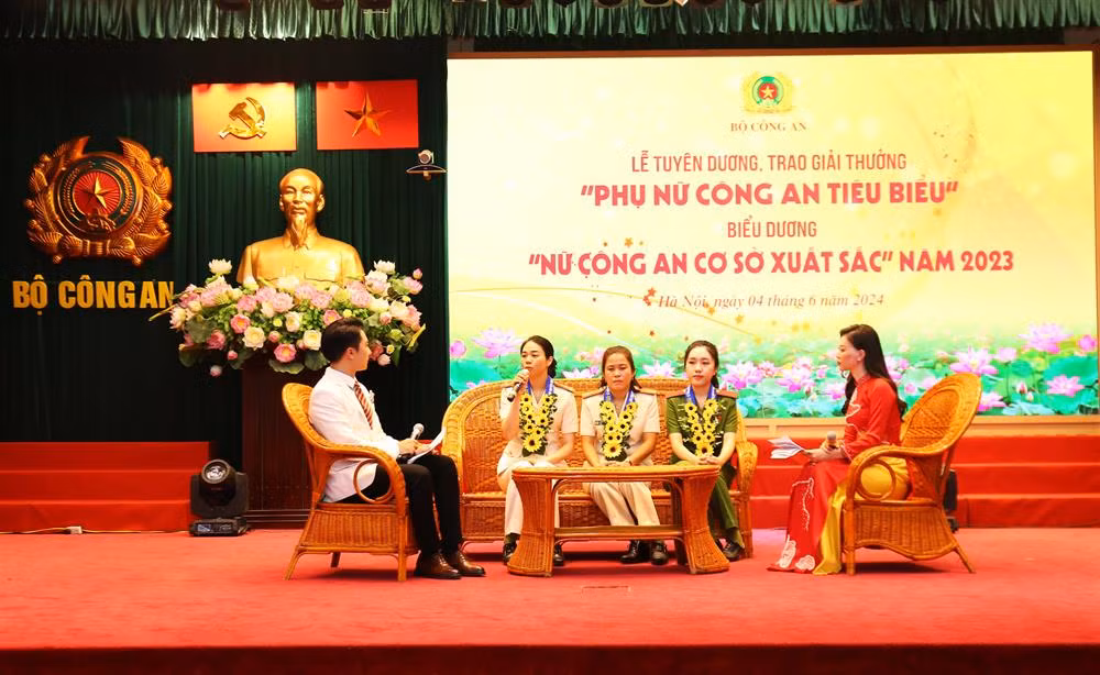 Các đại biểu tham gia giao lưu.