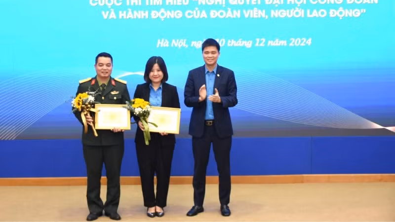 Phó Chủ tịch Tổng Liên đoàn Lao động Việt Nam Ngọ Duy Hiểu trao giải Nhì giai đoạn 2 tặng Ban Công đoàn Quốc phòng và Công đoàn Dệt may Việt Nam.