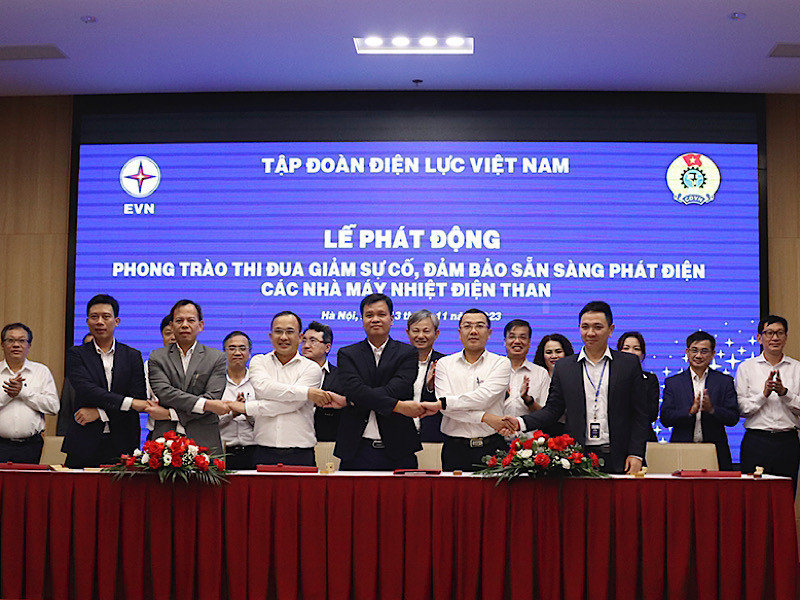 Đại diện các nhà máy nhiệt điện than thuộc EVN ký kết giao ước thi đua. 