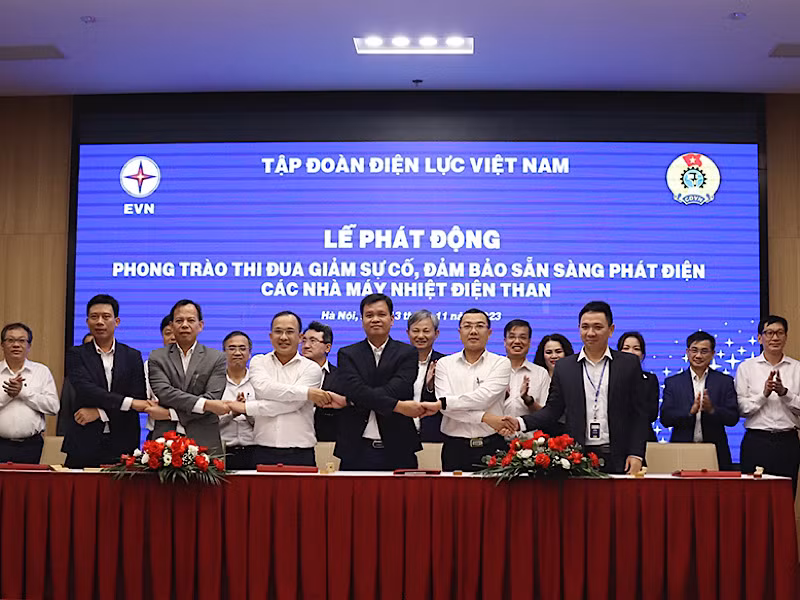 Đại diện các nhà máy nhiệt điện than thuộc EVN ký kết giao ước thi đua. 