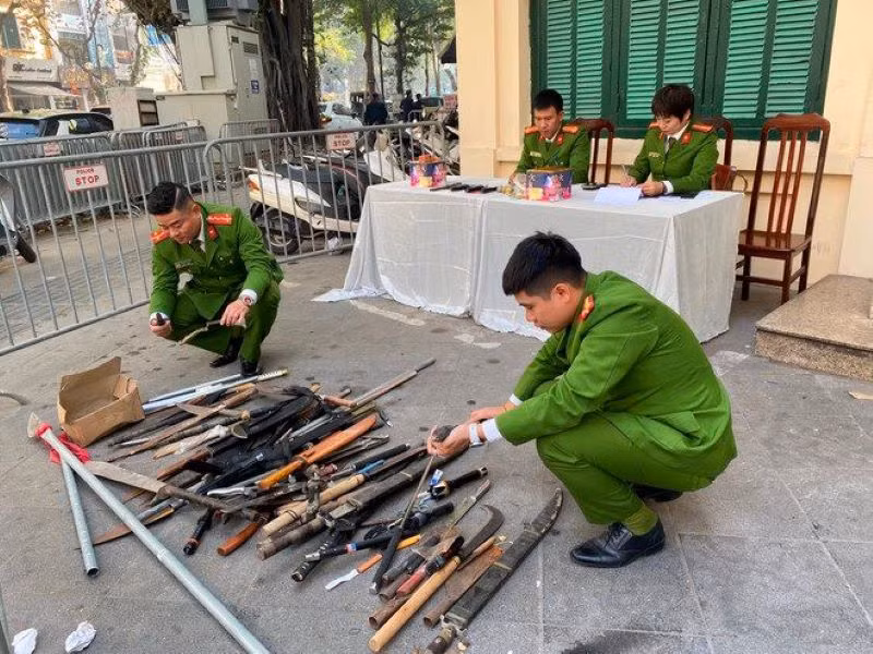 Công an thành phố Hà Nội thu giữ vũ khí tự chế, thô sơ.