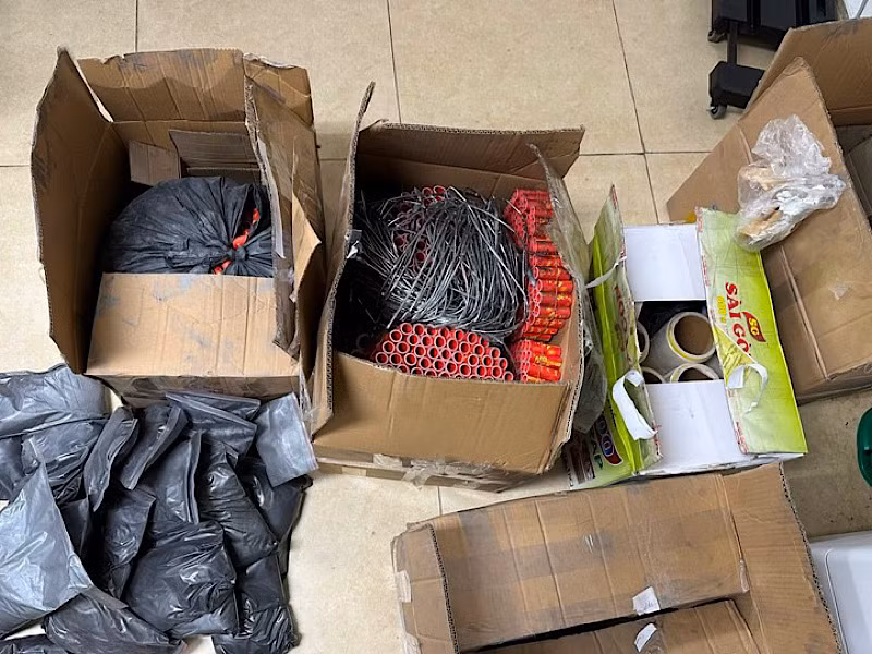 Dụng cụ các đối tượng dùng chế tạo pháo được thu giữ.