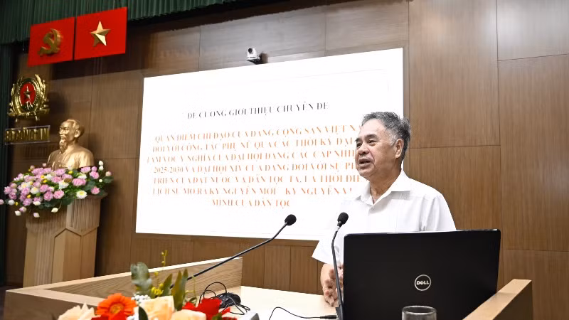 Báo cáo viên Phó Giáo sư, Tiến Sĩ Nguyễn Viết Thông trình bày chuyên đề.