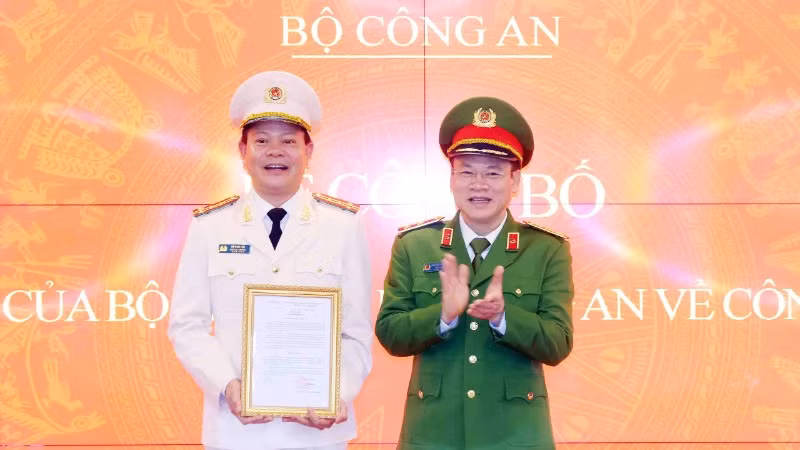 Thứ trưởng Bộ Công an Nguyễn Văn Long trao quyết định cho Đại tá Vũ Văn Tấn.