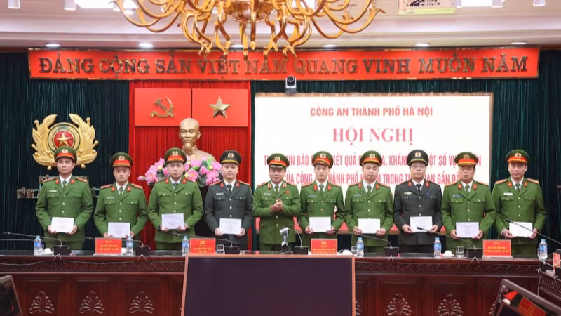 Trao Quyết định khen thưởng của Bộ Công an, Ủy ban nhân dân thành phố Hà Nội tặng các đơn vị.