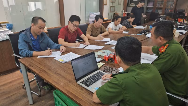 Các đối tượng làm việc tại cơ quan điều tra.