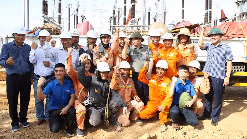 Thủ tướng Chính phủ Phạm Minh Chính thăm hỏi động viên đội ngũ công nhân, lao động thi công đường dây 500kV mạch 3.