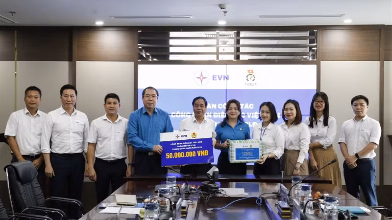 Chủ tịch Công đoàn Điện lực Việt Nam Đỗ Đức Hùng cùng đoàn công tác thăm, tặng quà người lao động Công ty mua bán điện.