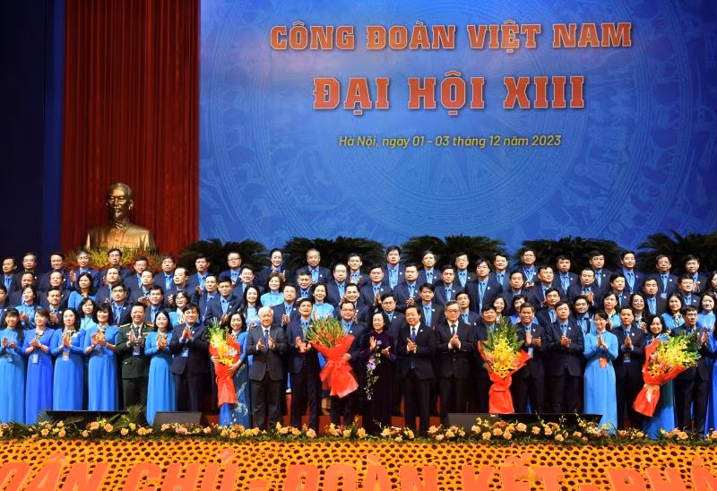 Thường trực Ban Bí thư Trương Thị Mai, Chủ tịch Ủy ban Trung ương Mặt trận Tổ quốc Việt Nam Đỗ Văn Chiến và Phó Thủ tướng Chính phủ Trần Hồng Hà tặng hoa chúc mừng Ban Chấp hành Công đoàn Việt Nam nhiệm kỳ 2023-2028.