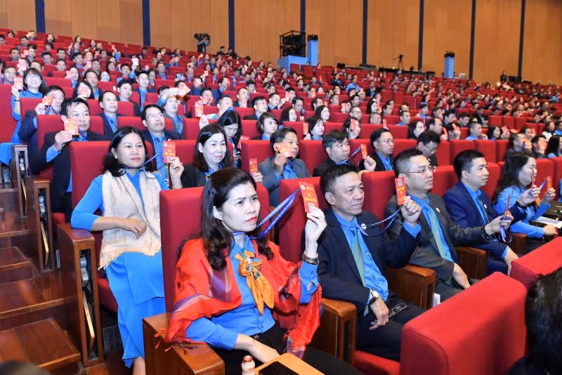 Các đại biểu biểu quyết thông qua nghị quyết đại hội.