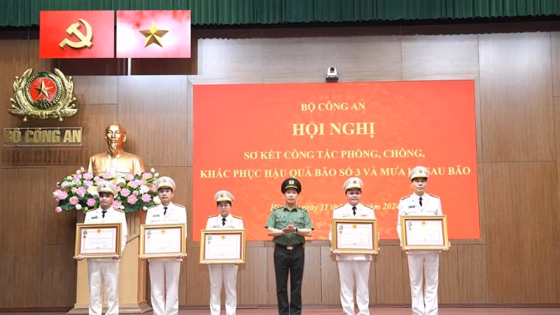 Thừa ủy quyền của Chủ tịch nước, Thứ trưởng Lê Văn Tuyến trao Huân chương Bảo vệ Tổ quốc hạng Nhì tặng Công an tỉnh Lào Cai; Huân chương Bảo vệ Tổ quốc hạng Ba tặng Công an tỉnh Cao Bằng, Công an tỉnh Yên Bái và 2 cá nhân có thành tích xuất sắc. 