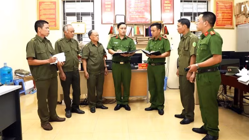 Lực lượng Công an xã chính quy trao đổi tình hình an ninh, trật tự với lực lượng tham gia bảo vệ an ninh, trật tự ở cơ sở.