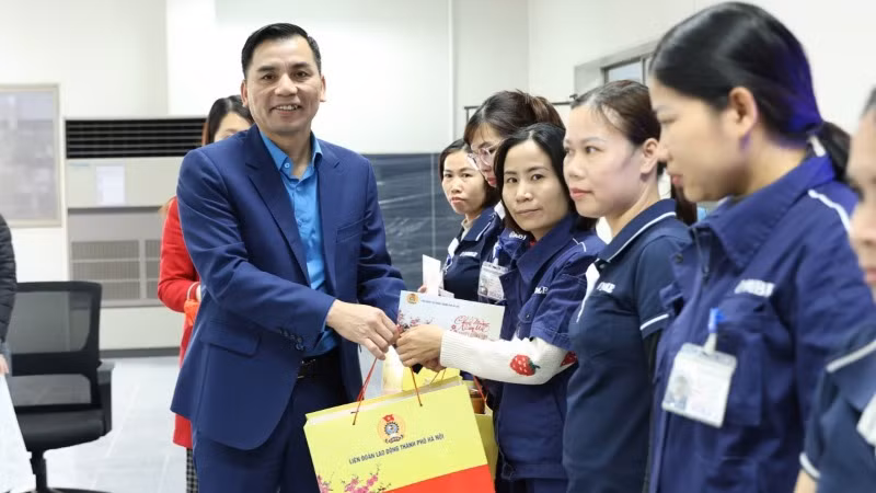 Phó Chủ tịch Thường trực Liên đoàn Lao động thành phố Hà Nội Lê Đình Hùng tặng quà công nhân Công ty trách nhiệm hữu hạn điện tử Noble Việt Nam.
