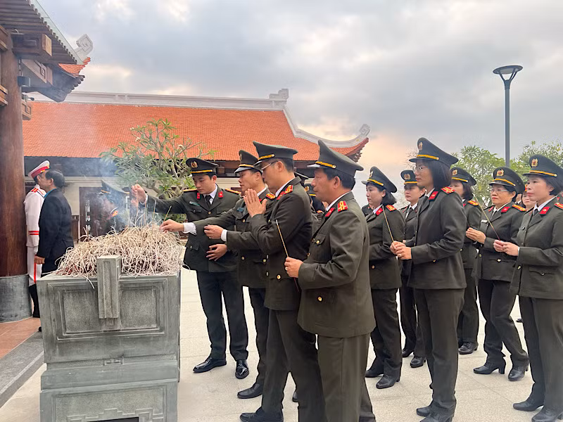 Dâng hương tại Đền thờ Liệt sĩ chiến trường Điện Biên Phủ.