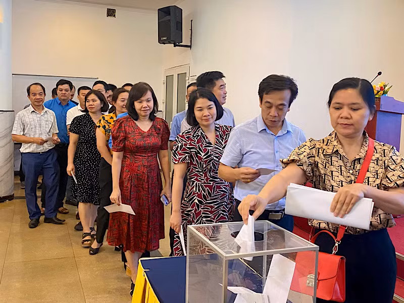 Cán bộ Công đoàn Y tế quyên góp, ủng hộ đồng nghiệp gặp nạn.