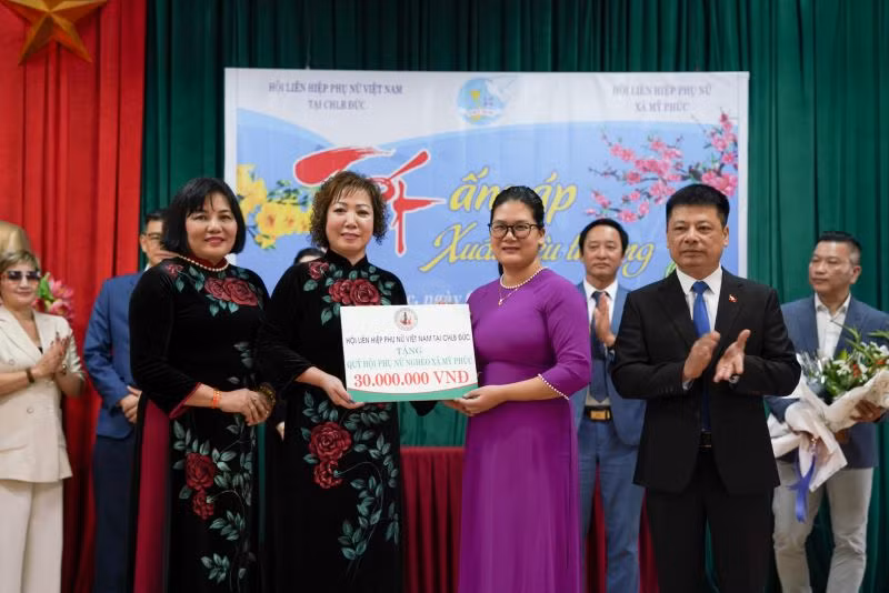 Các Phó Chủ tịch Liên hiệp Hội phụ nữ Việt Nam tại Cộng hòa Liên bang Đức: Trần Thị Tuyết, Nguyễn Thị Hải Vân trao quà tặng phụ nữ có hoàn cảnh khó khăn tại xã Mỹ Phúc, huyện Mỹ Lộc, tỉnh Nam Định. Ảnh: Tôn Thất Quốc Thiện.