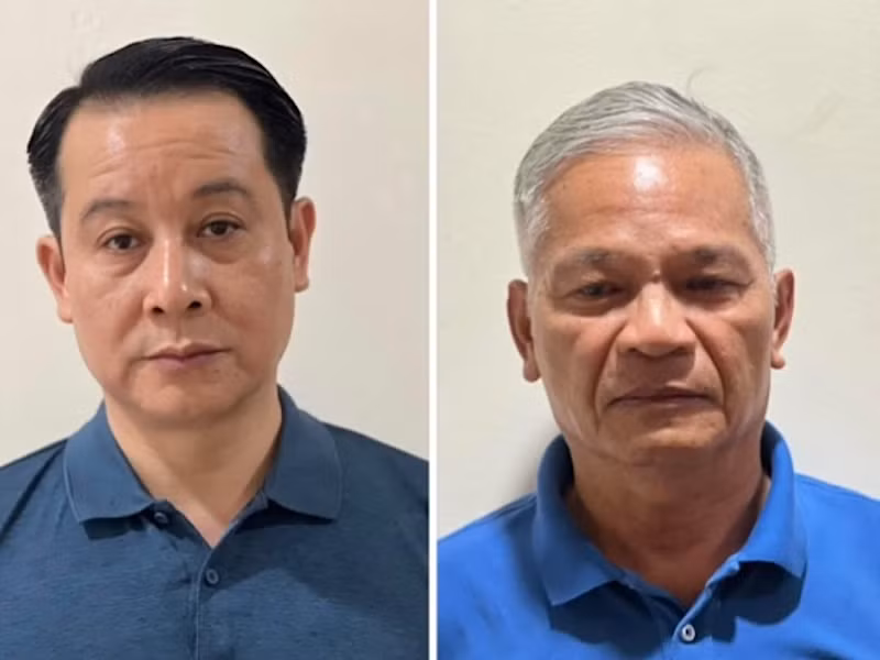 Bị can Phạm Hoàng Anh (bên trái) và bị can Lê Viết Chữ (bên phải).