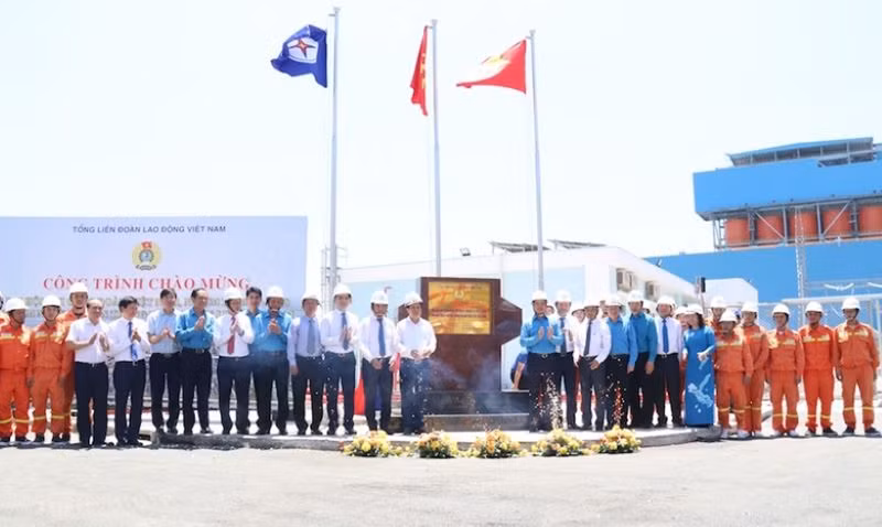 Gắn biển công trình TBA 500KV Vân Phong và đấu nối chào mừng Đại hội XIII Công đoàn Việt Nam.