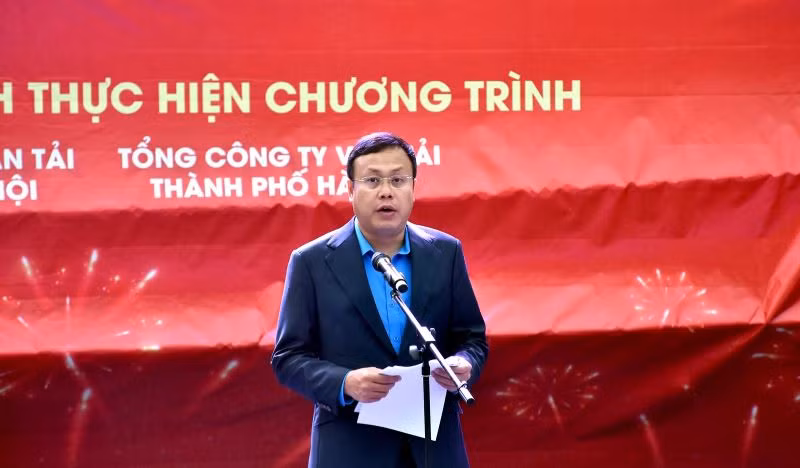 Chủ tịch Tổng Liên đoàn Lao động thành phố Hà Nội Phạm Quang Thanh chúc công nhân, lao động về quê ăn Tết thượng lộ bình an và trở lại làm việc đúng hẹn.