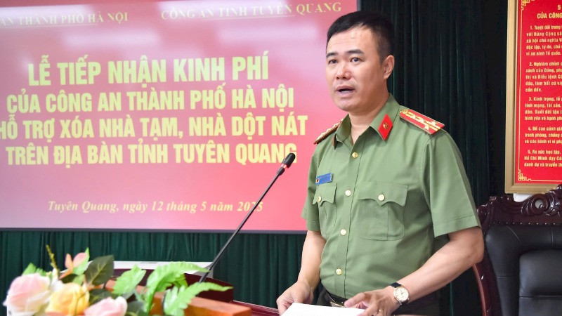 Đại tá Nguyễn Ngọc Quyền, Phó Giám đốc Công an thành phố Hà Nội phát biểu tại lễ trao kinh phí. Đại tá Nguyễn Ngọc Quyền, Phó Giám đốc Công an thành phố Hà Nội phát biểu tại lễ trao kinh phí.