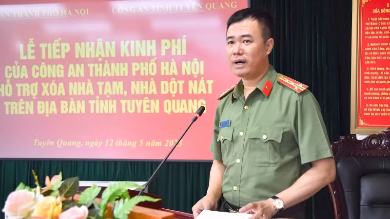 Đại tá Nguyễn Ngọc Quyền, Phó Giám đốc Công an thành phố Hà Nội phát biểu tại lễ trao kinh phí.