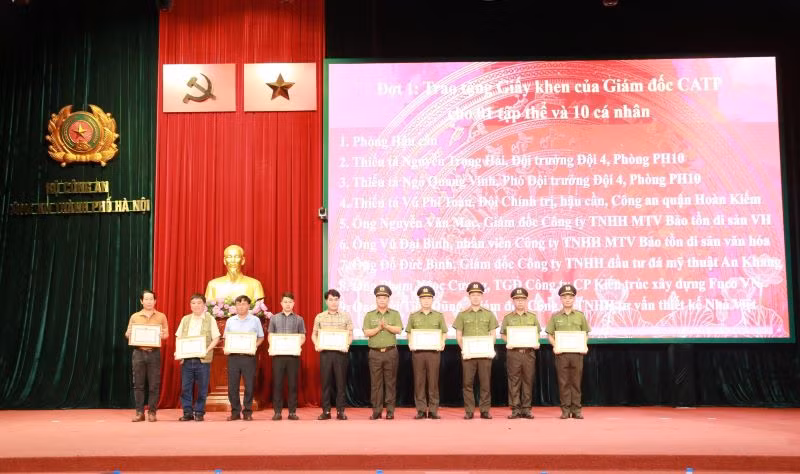 Trao bằng khen tặng tập thể cá nhân có thành tích xuất sắc.