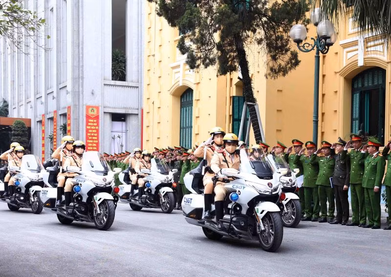 Lễ diễu hành ra quân bảo vệ Tết Nguyên đán Giáp Thìn 2024 của công an Thành phố Hà Nội.