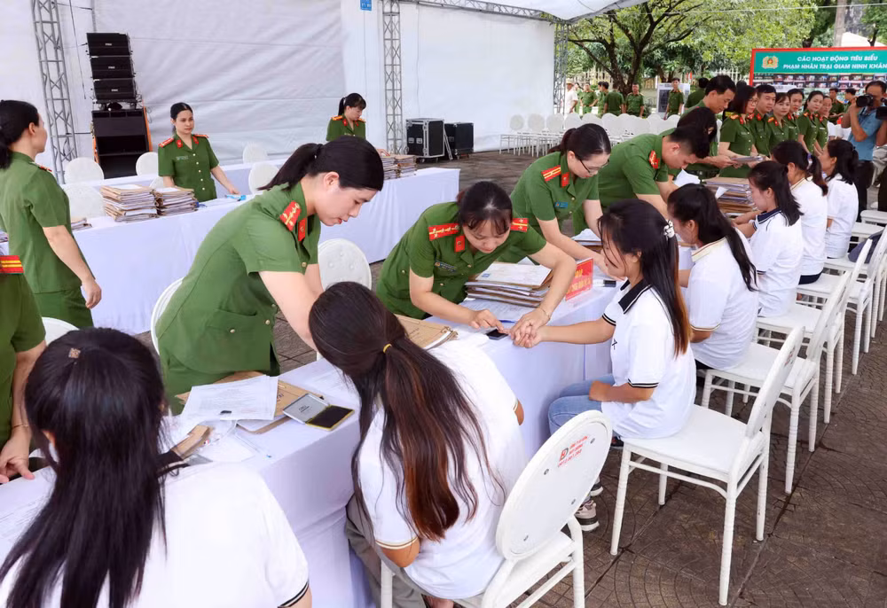 Làm thủ tục cấp Giấy chứng nhận cho các đối tượng được đặc xá. Làm thủ tục cấp Giấy chứng nhận cho các đối tượng được đặc xá.