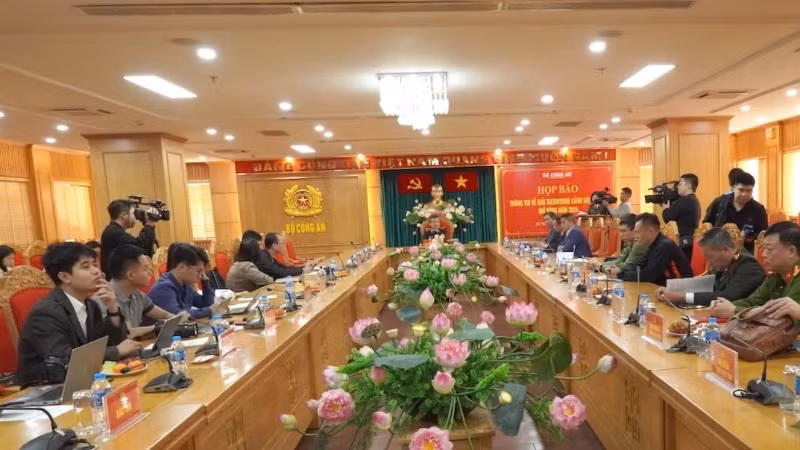 Toàn cảnh họp báo.