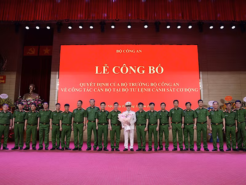 Cán bộ, chiến sĩ Bộ Tư lệnh Cảnh sát cơ động chụp ảnh kỷ niệm với Tư lệnh Nguyễn Ngọc Vân.