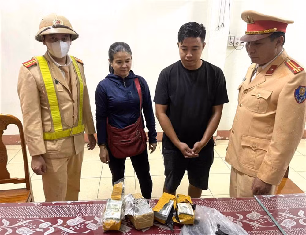 Nguyễn Thị Loan (chủ xe) và Nguyễn Thái Phong (lái xe) cùng tang vật.