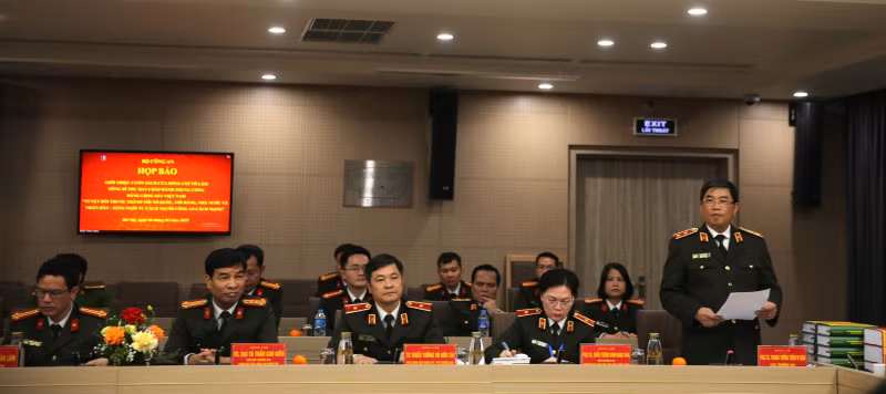 Trung tướng, PGS, TS Trần Vi Dân giới thiệu về cuốn sách.