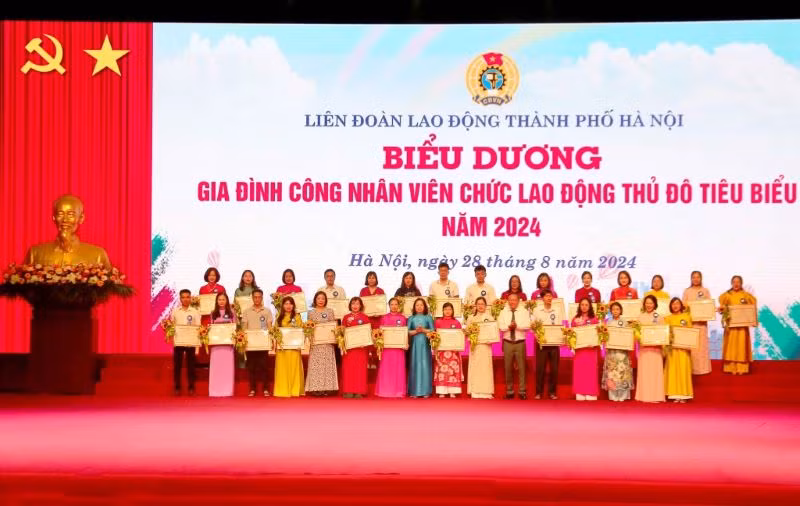 Biểu dương 100 gia đình công nhân, viên chức lao động Thủ đô tiêu biểu năm 2024.
