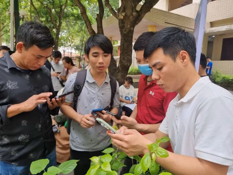 Người dân nhận được sự hướng dẫn thực hiện cấp phiếu lý lịch tư pháp qua VNeID.