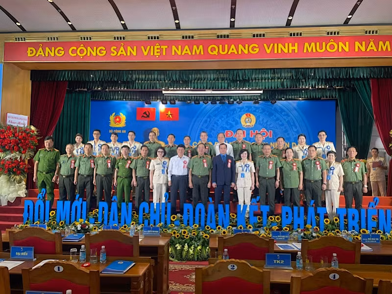 Thượng tướng Trần Quốc Tỏ và đồng chí Nguyễn Đình Khang chụp ảnh lưu niệm cùng các đại biểu dự Đại hội.