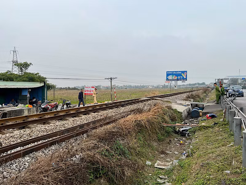 Hành vi tự tháo tôn hộ lan ở lề đường Quốc lộ 5 để mở đường ngang trái phép gây tai nạn giao thông chết người.