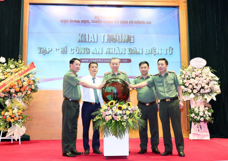 Bộ trưởng Tô Lâm và các đại biểu bấm nút khai trương Tạp chí Công an nhân dân điện tử.