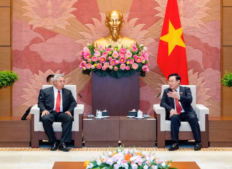 Chủ tịch Quốc hội Vương Đình Huệ và Tổng Thư ký Trung tâm Những người lao động Cuba Ulises Guilarte De Nacimiento tại buổi tiếp.