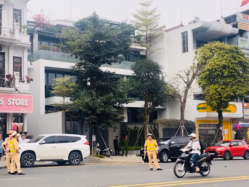 Công an khám xét nhà riêng của ông Phạm Hoàng Anh (Phó Bí thư Thường trực Tỉnh ủy Vĩnh Phúc) tại đường Hòa Phong, phường Nông Trang, thành phố Việt Trì, tỉnh Phú Thọ. Ảnh: HÀ HỒNG HÀ.