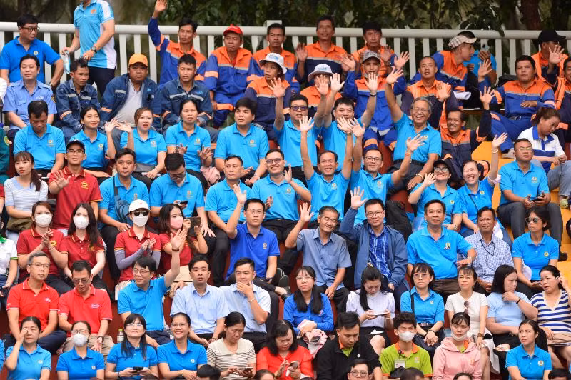 Đông đảo người lao động tham dự và cổ vũ trận đấu khai mạc giải.