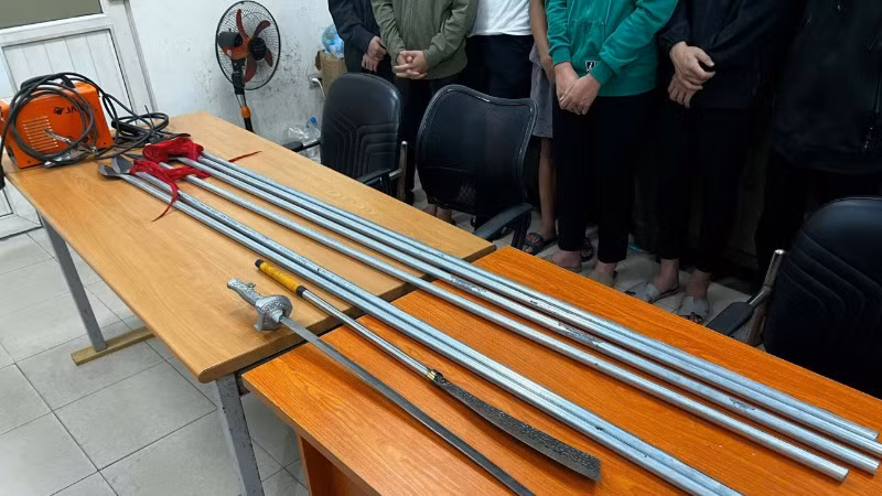 Các đối tượng và tang vật thu giữ tại cơ quan Công an.