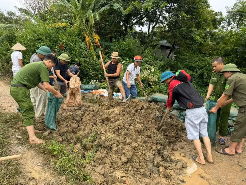 Công an thành phố Hà Nội có mặt tại các điểm xung yếu, hỗ trợ chính quyền và người dân ứng trực mưa lũ.