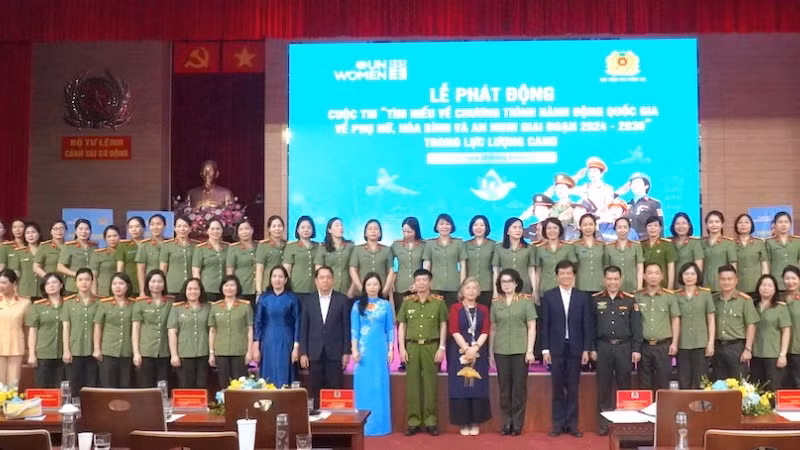 Các đại biểu tham dự phát động cuộc thi và tập huấn.